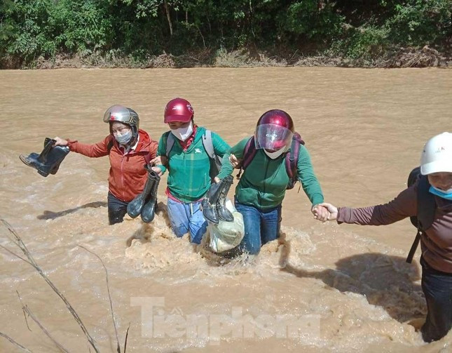 Nắm chặt tay nhau vượt qua dòng nước lũ chảy xiết