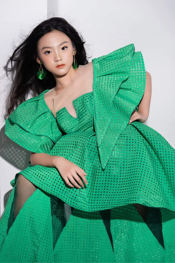Mẫu nhí Nguyễn Đỗ Quỳnh Vy sinh năm 2012 tại Hải Phòng là gương mặt quen thuộc của các sàn diễn lớn như: Fashion Show Tinh hoa hội tụ, Lễ hội áo dài trẻ em Việt Nam, Đại hội Siêu mẫu nhí 2022…