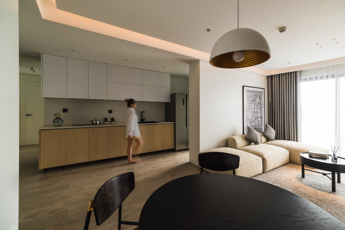 Chị luôn muốn một ngôi nhà nhỏ thôi nhưng không gian bên trong sắp xếp hợp lý và các chi tiết trong nhà không quá cầu kỳ, màu sắc trang nhã.