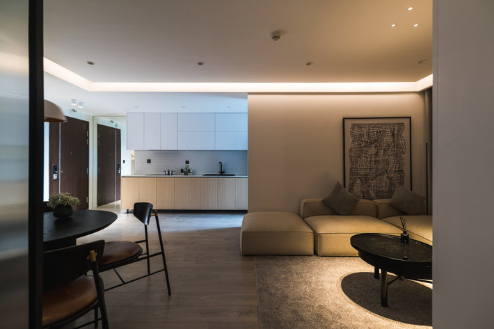  Căn hộ 85m2 ở Hà Nội của gia đình chị Hương Nguyễn mang phong cách tối giản, nhẹ nhàng. Gam màu chủ đạo là be, nâu, trắng và thiên về tông nhẹ nhàng.
