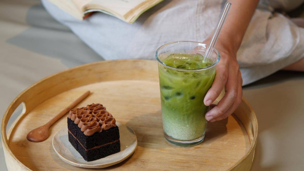 Giới trẻ mê matcha, uống sai cách có thể hại sức khỏe