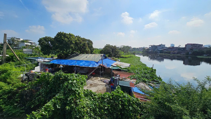 Sau đó, suốt đêm đến sáng, Kh bị bỏ dưới bếp trong tình trạng không mặc quần áo. Sáng hôm sau, Thủy chỉ đạo Linh tát nạn nhân và đổ nước tẩy rửa lên người. Đỉnh điểm là việc Thủy dùng dao chặt một đốt ngón tay út của Kh để tra khảo về tiền.