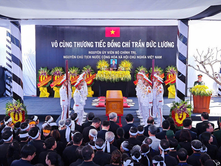 Lúc 15h chiều ngày 25/5, Lễ an táng nguyên Chủ tịch nước Trần Đức Lương được tổ chức trọng thể tại nghĩa trang quê nhà, xã Phổ Khánh, thị xã Đức Phổ, tỉnh Quảng Ngãi.