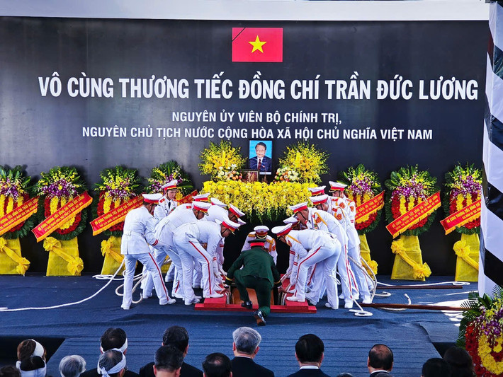 Đội danh dự cử hành lễ hạ huyệt.
