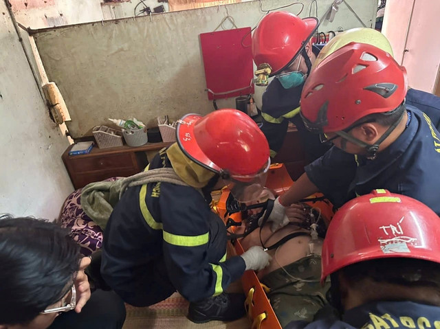 Lực lượng Cảnh sát PCCC & CNCH giải cứu thành công nười phụ nữ. 1-2739.jpg