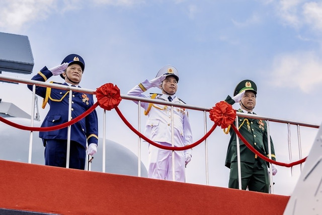 Chuẩn Đô đốc Nguyễn Văn Bách - Phó Tư lệnh, Tham mưu trưởng Quân chủng Hải quân, cùng thủ trưởng Bộ đội Biên phòng và Cảnh sát biển duyệt đội hình tàu diễu binh trên biển (Ảnh: Quân chủng Hải quân - QCHQ) dieu-binh-02.jpg