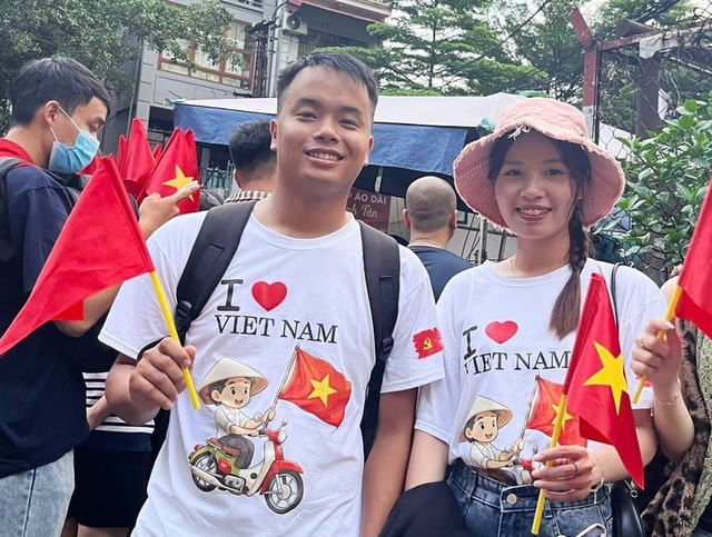 Anh Hoàng Văn Thao (bên trái, 27 tuổi, quê Nghệ An) cùng người thân đi xem Lễ Tổng duyệt chương trình diễu binh, diễu hành kỷ niệm 80 năm Quốc khánh 2/9 - Ảnh: VGP/Gia Huy 11-590.jpg
