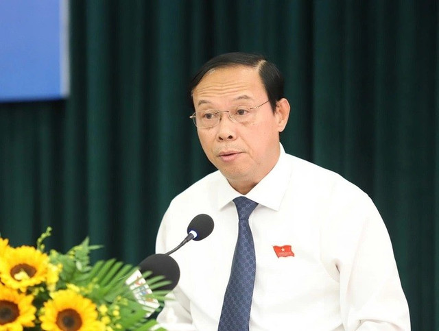 Phó Chủ tịch Thường trực UBND TP HCM Nguyễn Văn Thọ trình lên kỳ họp 31 tờ trình; (Ảnh: PHAN ANH) 2.jpg