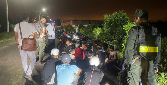 Nhóm thanh thiếu niên tụ tập rú ga, nẹt pô sáng ngày 5/10 (Ảnh: CACC) 2-6420.jpg