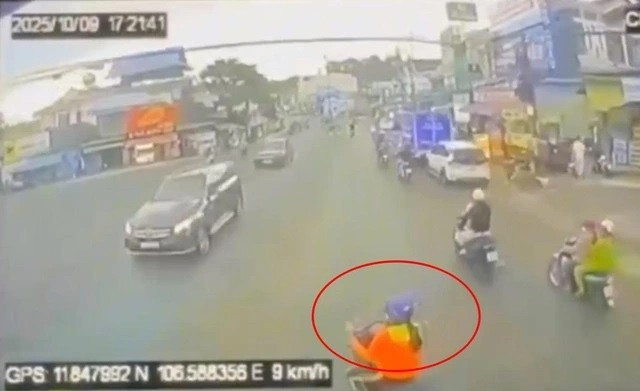Người phụ nữ vượt lên phía trước xe đầu kéo trước khi vụ tai nạn xảy ra (Ảnh: cắt từ clip) 1-8260.jpg