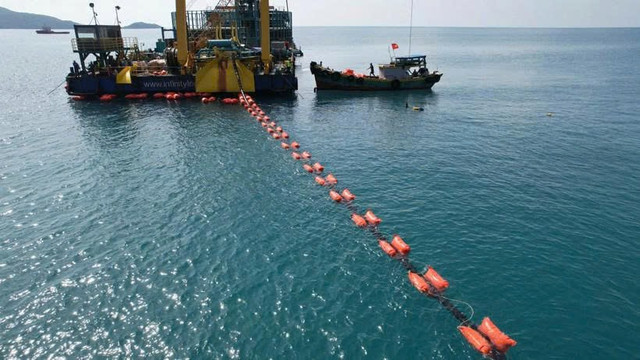 Thi công kéo dải cáp ngầm cấp điện từ điện lưới quốc gia ra Côn Đảo. (Nguồn: EVN) z6975435518291-03d612a4b5b6c3f13b3e328b0b2f9fab.jpg