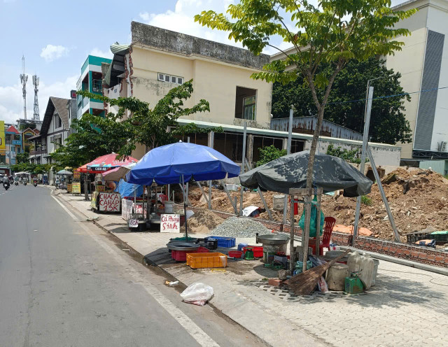 Các quy định đã nêu rõ mức xử phạt về hành vi lấn chiếm vỉa hè, tuy nhiên liệu đã đủ sức răn đe? hang-rong-01.jpg