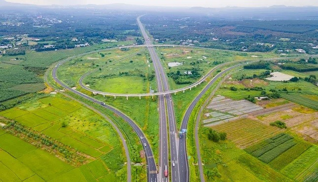TPHCM sẽ phát triển theo 5 trục không gian và 5 trục Đông - Tây. TPHCM sẽ phát triển theo 5 trục không gian và 5 trục Đông - Tây.