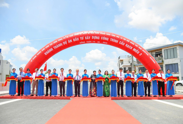 Nguyên Chủ tịch Quốc hội Nguyễn Thị Kim Ngân; Phó Thủ tướng Thường trực Chính phủ Nguyễn Hoà Bình cùng các đại biểu cắt băng khánh thành cầu Rạch Miễu 2. z6922263964871-8caa38a35c68ea8651bc1a5cd616da9f.jpg