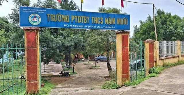 Cổng trường Trường Phổ thông Dân tộc bán trú THCS Nậm Mười (Lào Cai) nơi xảy ra việc. 111.jpg