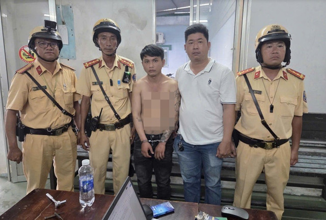 Đối tượng cùng phương tiện được bàn giao cho Công an tỉnh Lâm Đồng (Ảnh: CSGT) 1.jpg