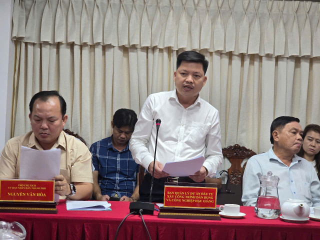 Ông Nguyễn Văn Cà Lơ Anh, Giám đốc BQL dự án đầu tư xây dựng công trình dân dụng và công nghiệp tỉnh Hậu Giang (nay là TP Cần Thơ) cam kết tháng 8/2025 khởi công dự án. 3333.jpg