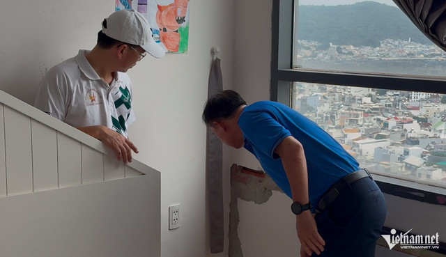 Vị trí phòng ngủ căn hộ 16-08 Block A của chung cư xuất hiện vết nứt khá lớn, một mảng tường bị bong tróc để lộ chân gạch. Ảnh: Quang Hưng 3333.jpg