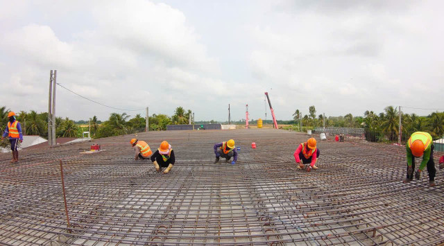 Các đơn vị đang tăng cường nhân lực, máy móc, tổ chức thi công "3 ca 4 kíp" và làm việc cả Thứ Bảy, Chủ Nhật để đảm bảo đưa công trình về đích đúng hẹn. 5.jpg