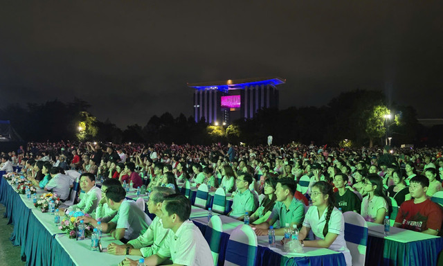 Các đại biểu và người dân tại điểm cầu phường Bình Dương trước giờ khai mạc chương trình nghệ thuật. toi-2-9-12.jpg