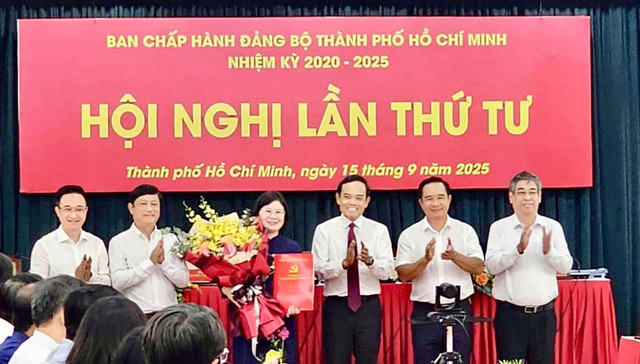 Bí thư Thành ủy TP HCM Trần Lưu Quang trao quyết định và các lãnh đạo Thành phố tặng hoa cho tân Phó Bí thư Thành ủy Văn Thị Bạch Tuyết 3333.jpg