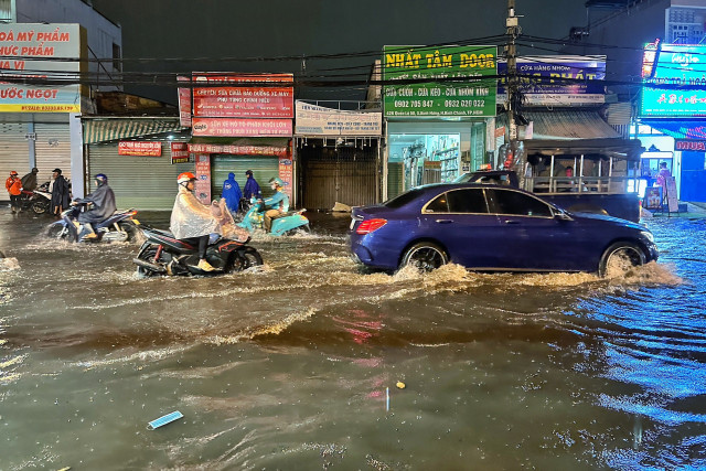 Ngập nặng tại Quốc lộ 50, đoạn qua Huyện Bình Chánh (cũ) sau cơn mưa lớn kết hợp triều cường vào ngày 10/9 (Ảnh: An Biên) ngap-03.jpg