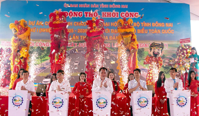 Lãnh đạo UBND tỉnh Đồng Nai và các đại biểu bấm nút khởi công dự án 222.jpg