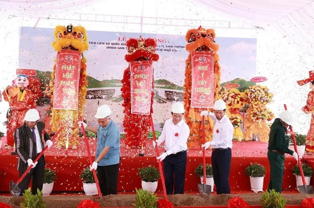 Các đại biểu thực hiện nghi thức khởi công 1-4460.jpg