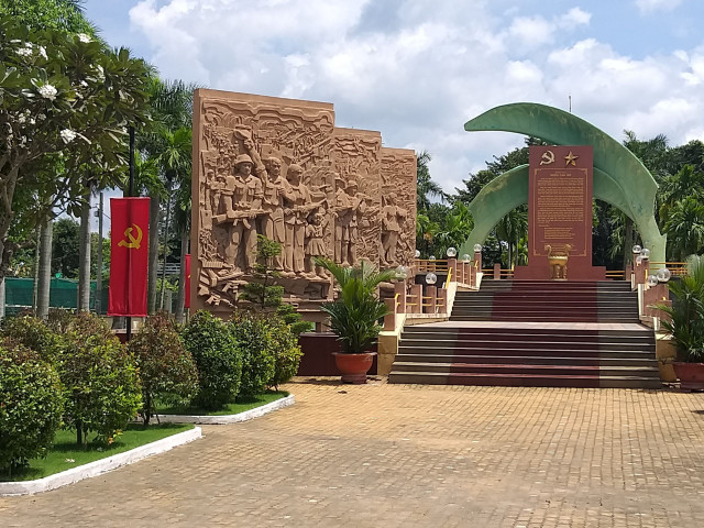 Khu tưởng niệm Vườn Cau Đỏ vuon-cau-do.jpg