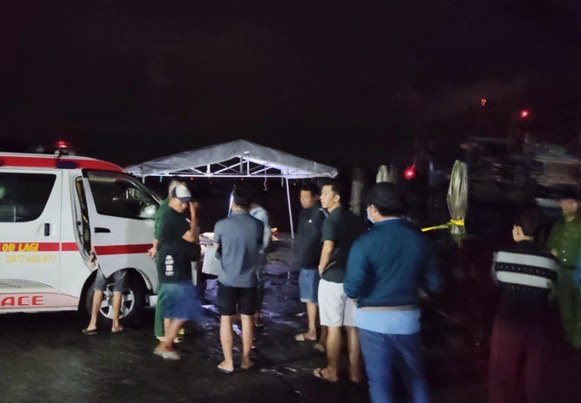 Thi thể ông P. được vớt đưa lên bờ vào tối 8/10. 1-4156.jpg