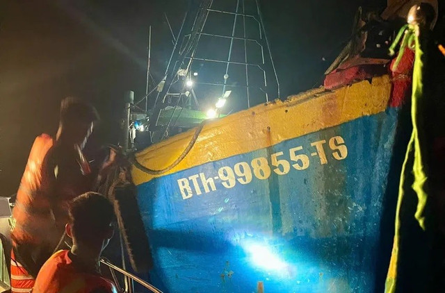Một trong hai chiếc tàu "giã cào đôi" bị Bộ đội Biên phòng bắt quả tang. 1-3750.jpg
