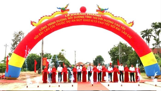 Các đại biểu thực hiện nghi thức cắt băng khánh thành, chính thức đưa công trình vào khai thác, sử dụng công trình 2.jpg