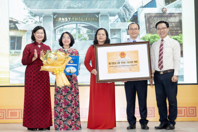 Đại diện Trường THPT Ten Lơ Man nhận bằng xếp hạng di tích cong-bo-di-tich-01.jpg