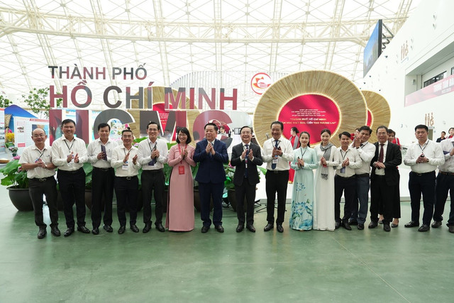 Ủy viên Bộ Chính trị, Bí thư Trung ương Đảng, Trưởng Ban Tuyên giáo và Dân vận Trung ương Nguyễn Trọng Nghĩa tham quan gian trưng bày của TP Hồ Chí Minh tại triễn lãm trien-lam-01.jpg