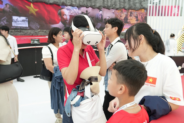 Người dân tham gia trải nghiệm tại không gian TP Hồ Chí Minh tại triển lãm. trien-lam-02.jpg