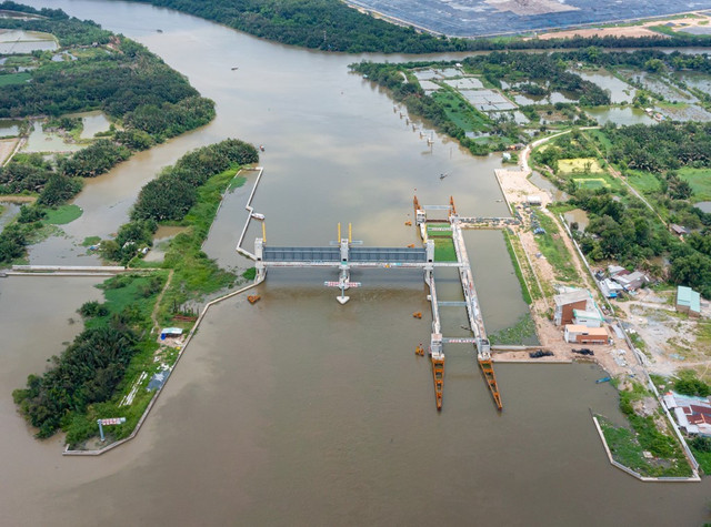 Một công trình thành phần của Dự án Giải quyết ngập do triều khu vực TP HCM (giai đoạn 1). Dự án đã hoàn thành hơn 90% khối lượng công trình, phải tạm dừng thi công từ tháng 11/2020 du-an-ngan-trieu-09-copy.jpg