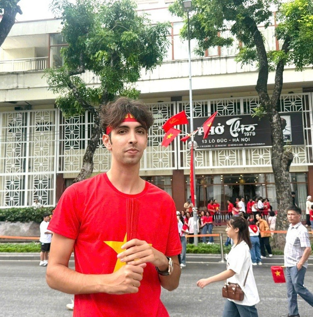 Bạn Rufino Aybar, tên tiếng Việt là Nguyễn Mạnh Hùng (quốc tịch Tây Ban Nha, đã sinh sống tại Việt Nam 20 năm): Hãy trân trọng hòa bình, biết ơn những cựu chiến binh, những anh hùng đã hy sinh để chúng ta có được Việt Nam độc lập – tự do – hạnh phúc ngày hôm nay - Ảnh: VGP/Minh Thư 11111-4742.jpg