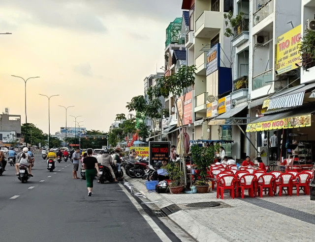 Một người đi bộ phải len lỏi trong dòng chảy xe cộ vì vỉa hè không hề có chỗ để đi. nguoi-di-bo-03.jpg