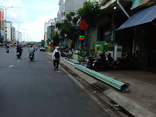 Vật liệu xây dựng, sắt thép bày kín vỉa hè, người đi bộ phải chấp nhận “rủi ro” đi xuống lòng đường. nguoi-di-bo-01.jpg