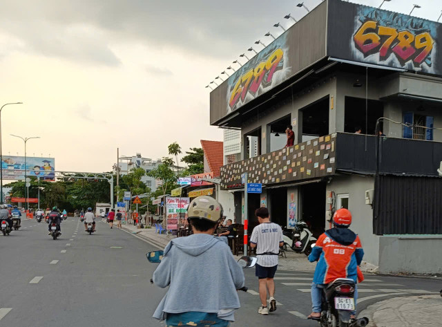 Nhiều người đi tập thể dục buổi chiều trên đường Dương Quảng Hàm đều phải đi bộ xuống lòng đường, vì các quán nhậu bắt đầu bày bàn ghế kín hết vỉa hè nguoi-di-bo-04.jpg