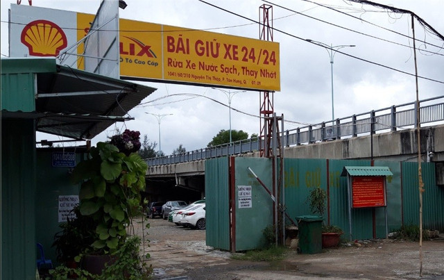 Khuôn viên gầm cầu Him Lam (quận 7) (Ảnh Trần Khanh) 1111111.jpg