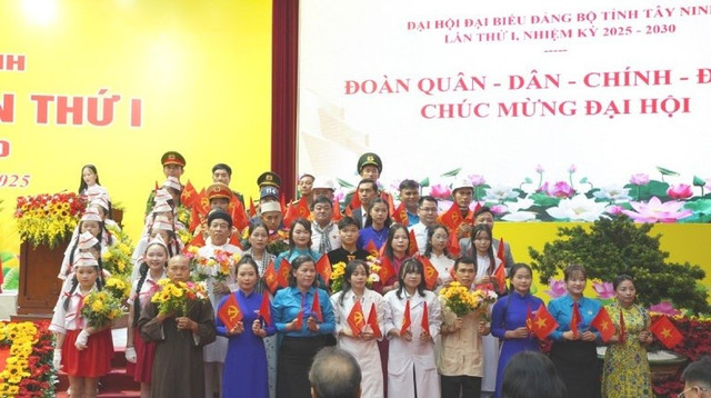 Đoàn quân dân chính Đảng chúc mừng đại hội. 111.jpg