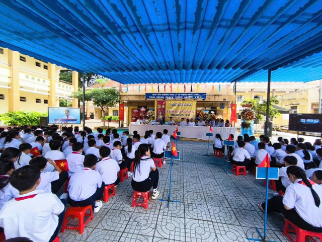 Học sinh Trường THCS Lý Tự Trọng – phường Long Hoa trong buổi khai giảng 2222.jpg