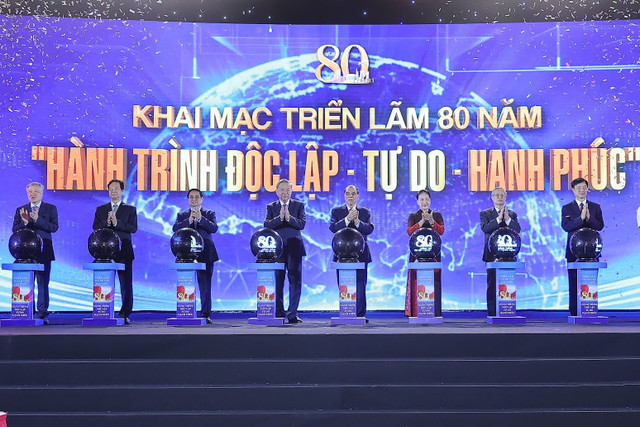 Các lãnh đạo Đảng, Nhà nước thực hiện nghi thức khai mạc Triển lãm “80 năm Hành trình Độc lập - Tự do - Hạnh phúc” - Ảnh: Nhật Bắc 222.jpg