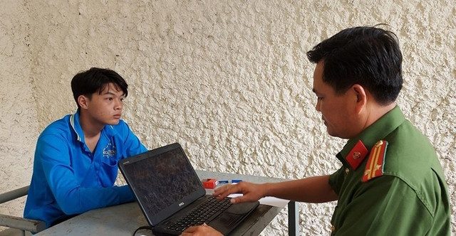 Đối tượng Khúc Văn Thanh tại cơ quan công an.(Ảnh: CACC) 1-5344.jpg