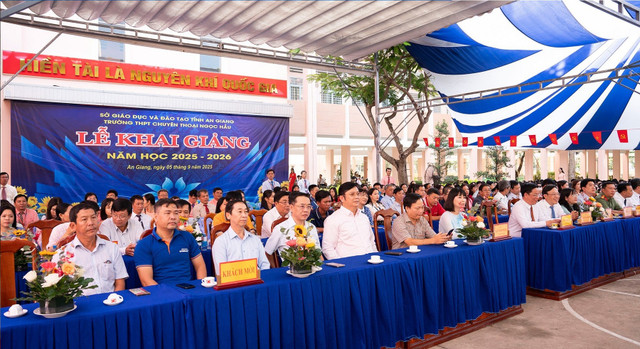 Đại biểu dự lễ khai giảng năm học mới tại Trường THPT Chuyên Thoại Ngọc Hầu 333.jpg