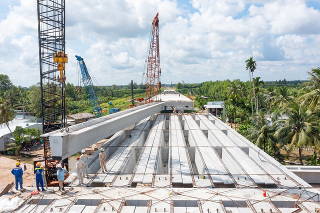 Đơn vị thi công đang tiến hành lắp các dầm Super-T 38.2m cầu Xáng Lái Hiếu 2.jpg
