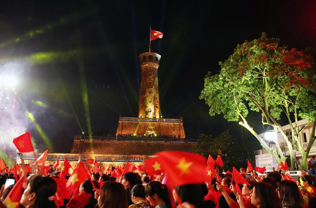 Điểm cầu tại Cột cờ Hà Nội. (Ảnh: THỦY NGUYÊN) thoi-co-vang-03.jpg