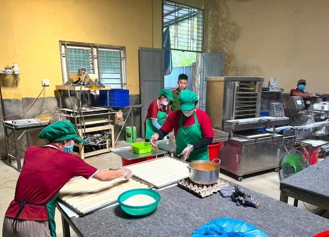 Một cơ sở vi phạm bị kiểm tra, lập biên bản xử phạt. Ảnh: CA. Một cơ sở vi phạm bị kiểm tra, lập biên bản xử phạt. Ảnh: CA.
