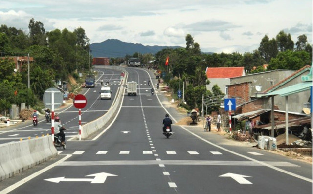 Cử tri tỉnh Tây Ninh cũ (nay là tỉnh Khánh Hoà) kiến nghị các phương án lắp đặt đèn tín hiệu giao thông, điều chỉnh dải phân cách tại một số vị trí trên quốc lộ 1 qua địa bàn để đảm bảo an toàn giao thông (ảnh minh hoạ). 66.jpg
